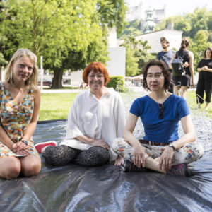 Kuratorin Christa Gürtler und Performerinnen für SPRACH:UTOPIA