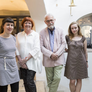 Autorinnen Alina Herbing und Luise Maier und Kurator:innen Christa Gürtler und Jochen Jung