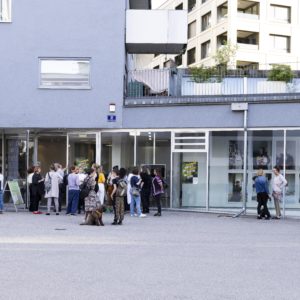 Publikum vor dem Fotohof Salzburg