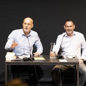Moderator Stefan Wally und Autor Paul Mason