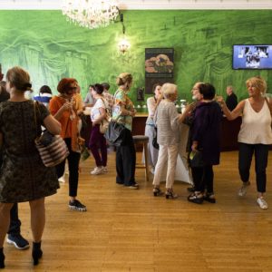 Publikum im Foyer des Marionettentheater bei der Lyrikmatinee