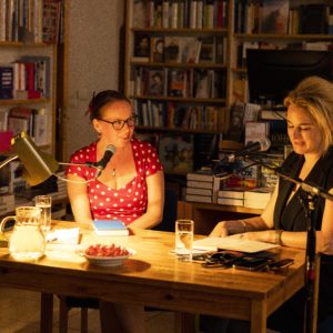 Autorin Ivonne Zitzmann und Kuratorin Teresa Präauer
