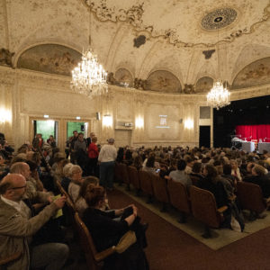 Voller Saal im Marionettentheater bei der Eröffnung des 15. Literaturfest Salzburg