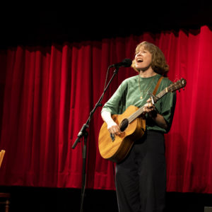 Auftritt von Anna Mabo an der Gitarre bei der Lyrikmatinee
