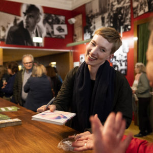 Sirka Elsass beim Bücher signieren