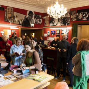 Foyer des Marionettentheater voller Leute nach der Lyrikmatinee