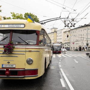 Fahrt mit dem Nostalgiebus bei der Performance "Ferdinand Hanusch? Hier entlang"