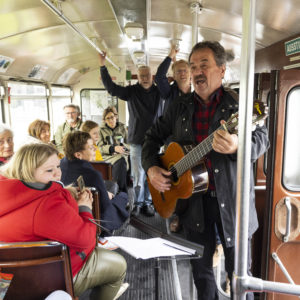 Fahrt mit dem Nostalgiebus bei der Performance "Ferdinand Hanusch? Hier entlang"