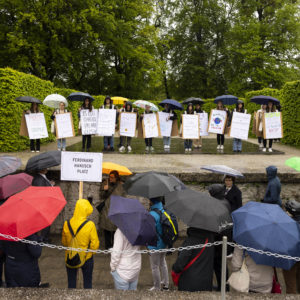 Performance im Heckentheater "Ferdinand Hanusch? Hier entlang"