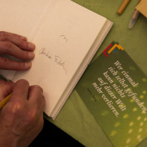 Christian Futscher beim Buch signieren