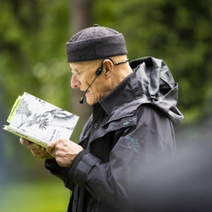 Bodo Hell beim Lesen während seines Spaziergangs