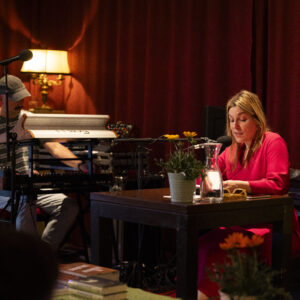 Autorin Frieda Paris und Musiker Ben Lageder bei der Lesung aus "Nachtwasser" in der Academy Bar
