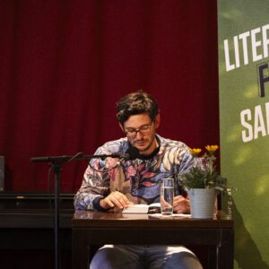 Autor Matthias Gruber bei der Lesung seines Buches "Die Einsamkeit der ersten ihrer Art"
