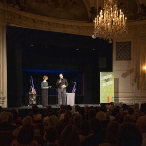 Kurator:innen Anna Weidenholzer und Josef Kirchner auf der Bühne bei der Eröffnung des 16. Literaturfest Salzburg