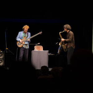 Musikerduo Javentu an Saxophon und Bass bei der Eröffnung des 16. Literaturfest