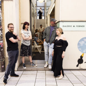 Kurator Josef Kirchner, Katharina Ferner, Musiker Ben Lageder und Autorin Frieda Paris vor der Galerie M. Ferner