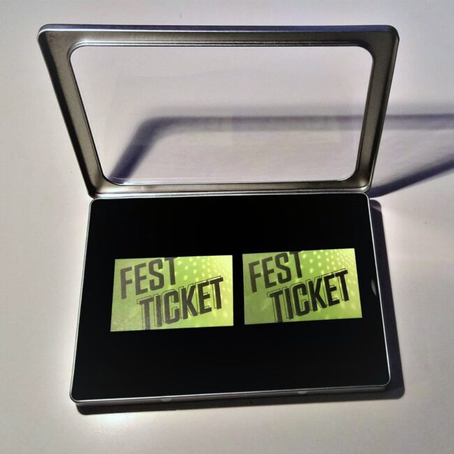 zwei Festtickets in Metallgeschenkbox
