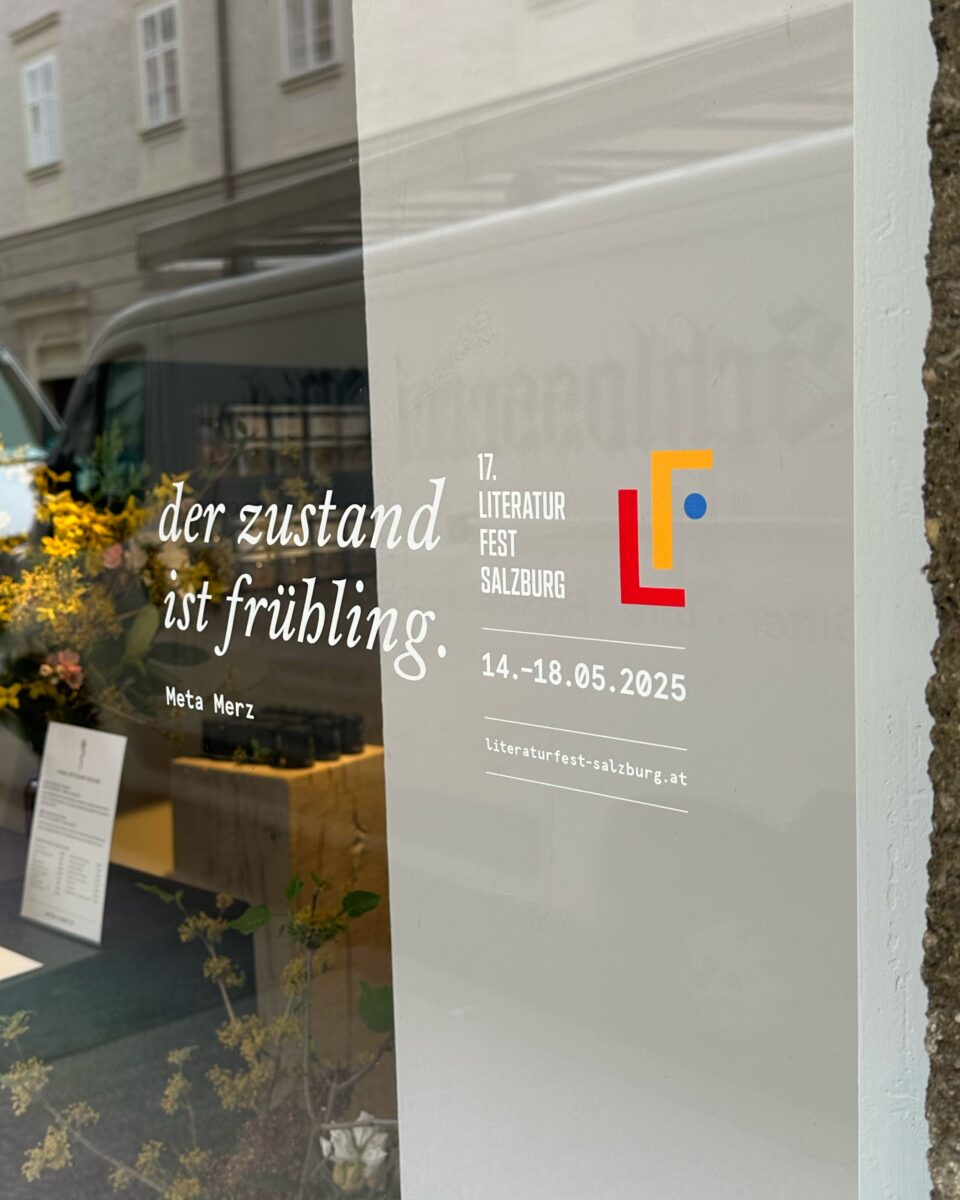 Schaufensterzitat 2025: "Der Zustand ist Frühling" von Meta Merz