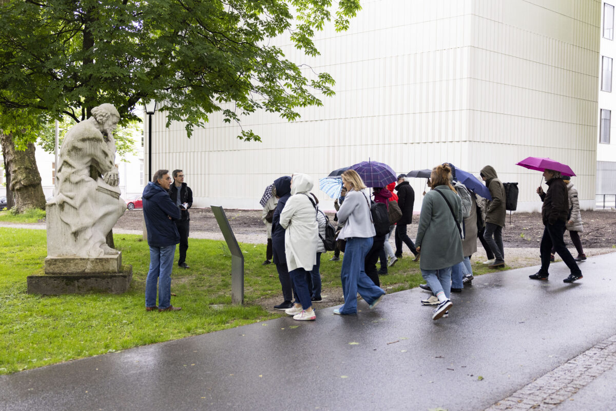 Spaziergang "Erinnern:Stadt:Vergessen" mit Kay-Michael Dankl im Regen