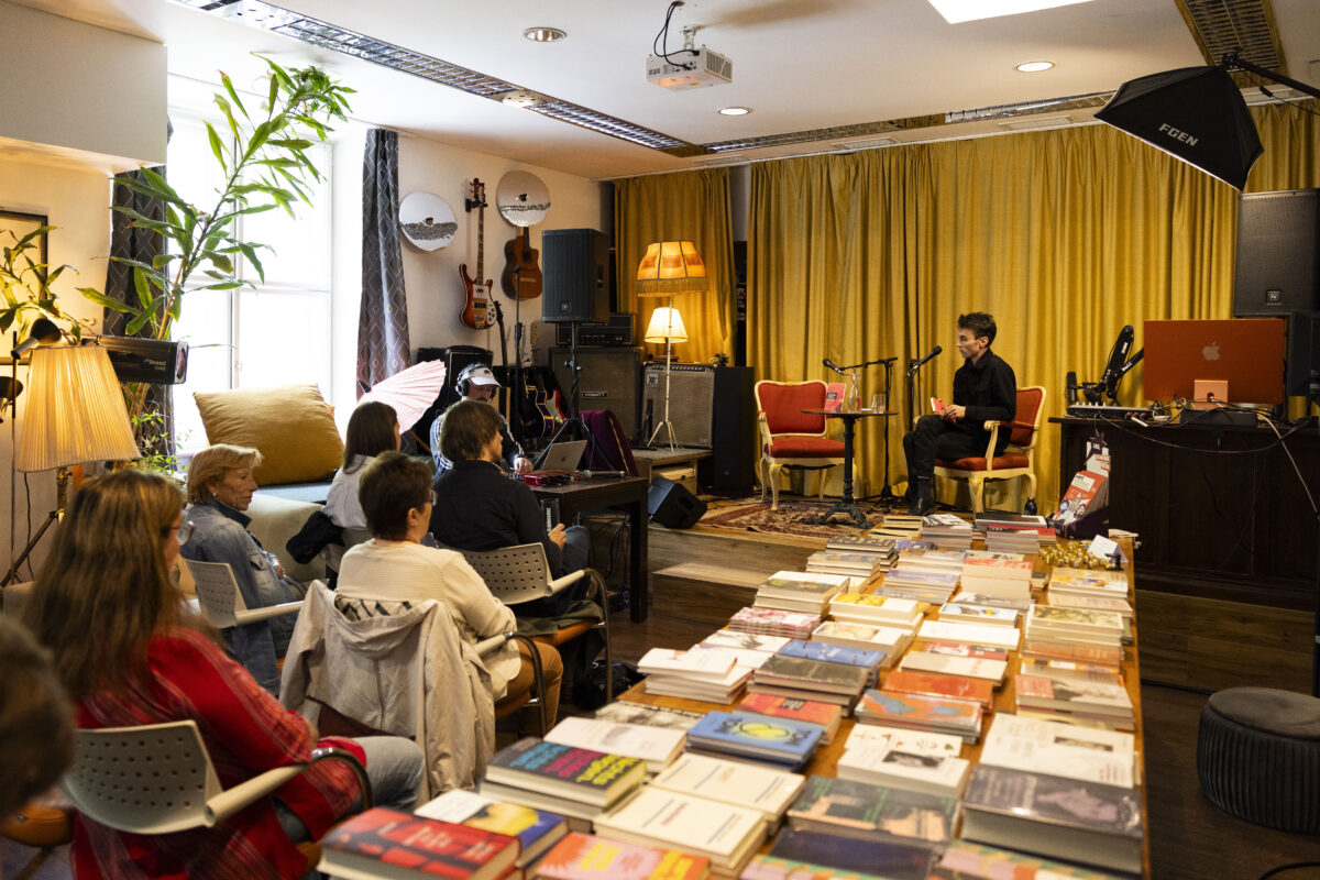 Lesung von Patrick Holzapfel im Salon der Academy Bar