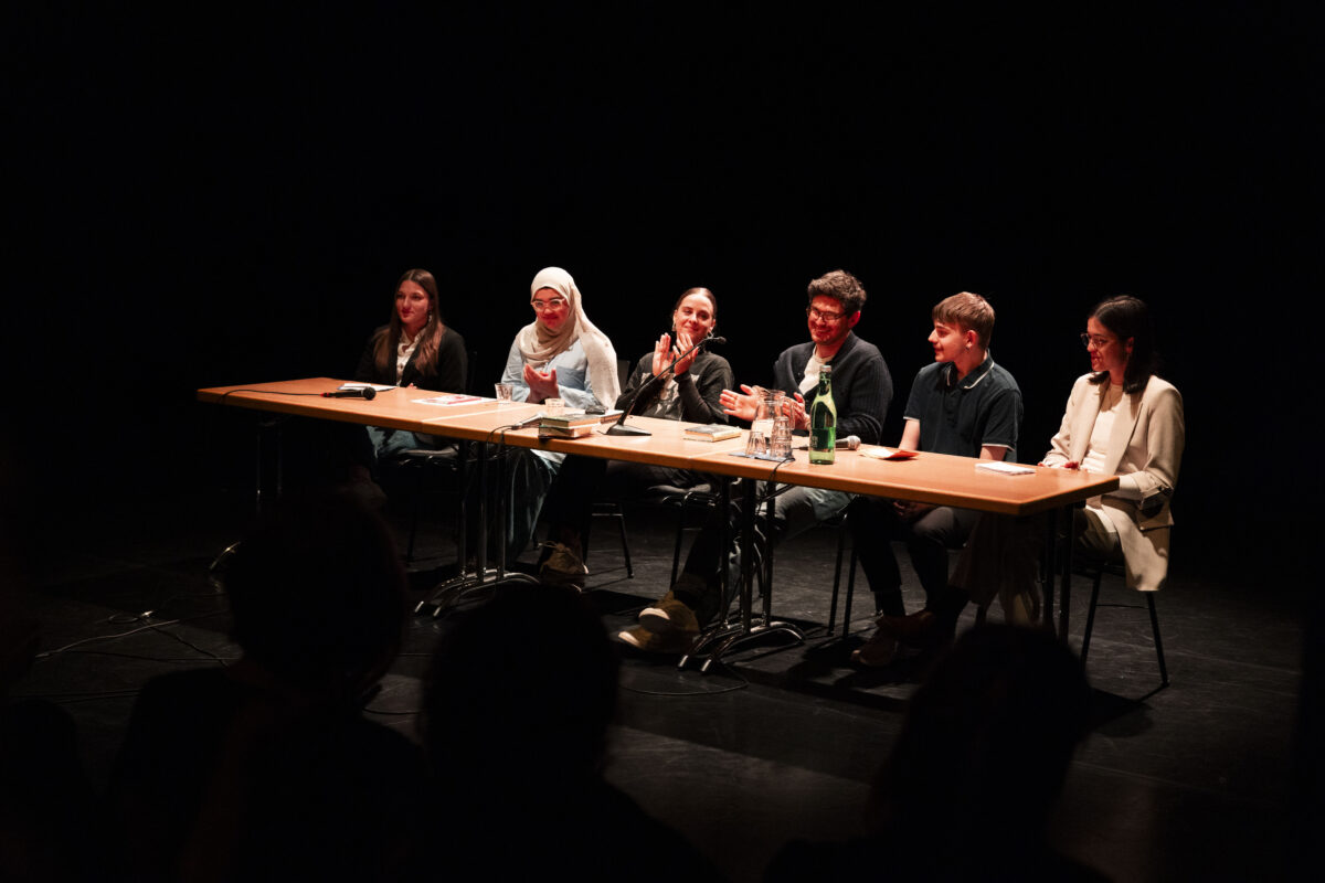 Veranstaltung "Gespiegelte Welten - Wie gesellschaftspolitische Themen in der Literatur eine Stimme finden" mit Autor:innen Eva Reisinger, Halimah Al Sharif und Matthias Gruber