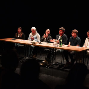 Veranstaltung "Gespiegelte Welten - Wie gesellschaftspolitische Themen in der Literatur eine Stimme finden" mit Autor:innen Halimah Al Sharif, Eva Reisinger und Matthias Gruber und Organisator:innen Aileen Gimpl, Christoph Strubegger und Sara Čošabić