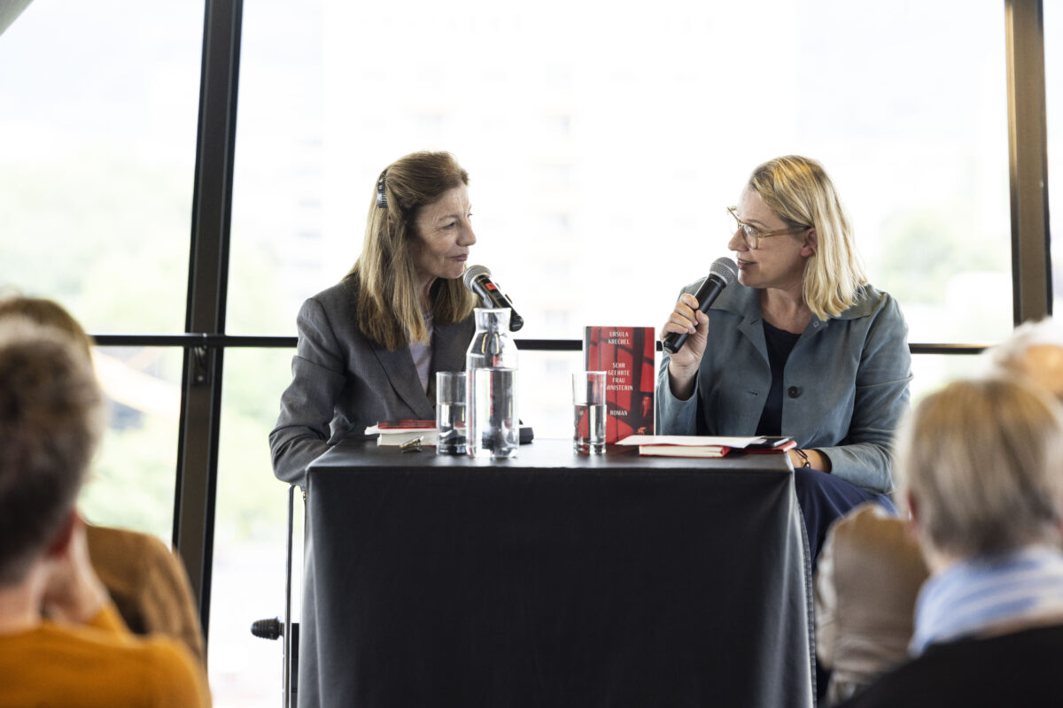 Ursula Krechel und Ines Schütz in der Panoramabar der Stadtbibliothek