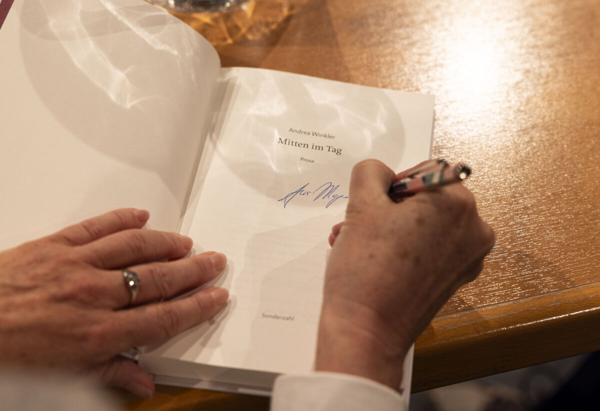 Andrea Winkler beim Signieren ihres Buches "Mitten im Tag"