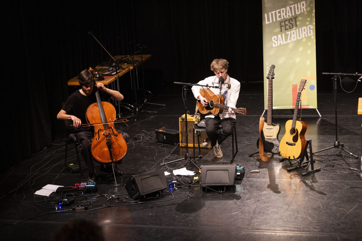 Lukas Lauermann am Cello und doppelfinger an der Gitarre