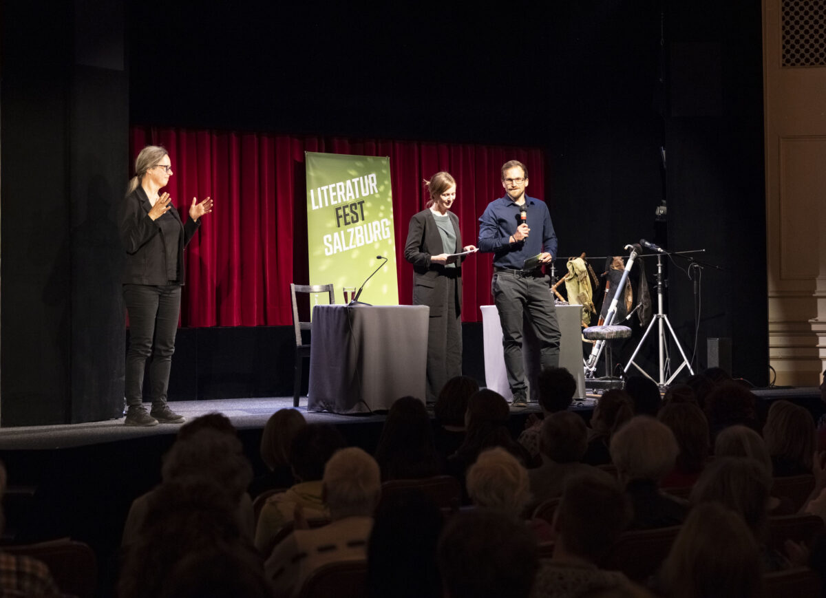 Josef Kirchner, Anna Weidenholzer und eine ÖGS-Dolmetscherin auf der Bühne bei der Eröffnung des 17. Literaturfest
