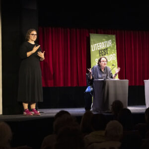 Autorin Katja Lange-Müller und eine ÖGS-Dolmetscherin auf der Bühne bei der Eröffnung des 17. Literaturfest