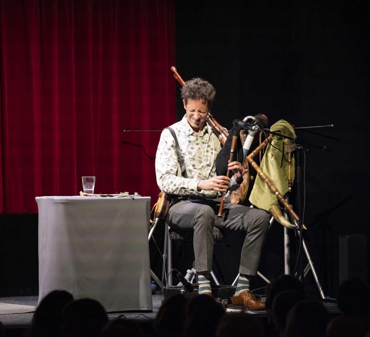 Musiker Albin Paulus auf der Bühne bei der Eröffnung des 17. Literaturfest