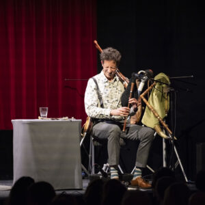 Musiker Albin Paulus auf der Bühne bei der Eröffnung des 17. Literaturfest