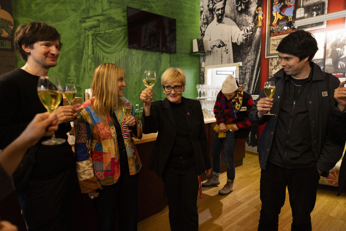 Anstoßen mit Sekt nach der Lyrikmatinee