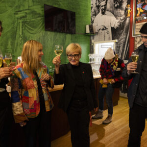 Autor Max Oravin, Autorin Frieda Paris, Susanne Tiefenbacher und Autor Tristan Marquardt beim Anstoßen nach der Lyrikmatinee