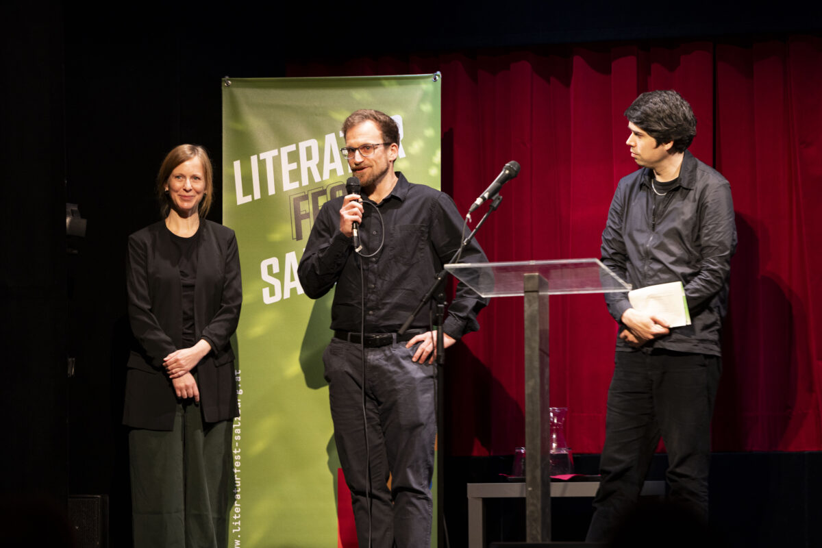 Kurator:innen Anna Weidenholzer und Josef Kirchner und Moderator Tristan Marquardt bei der Lyrikmatinee