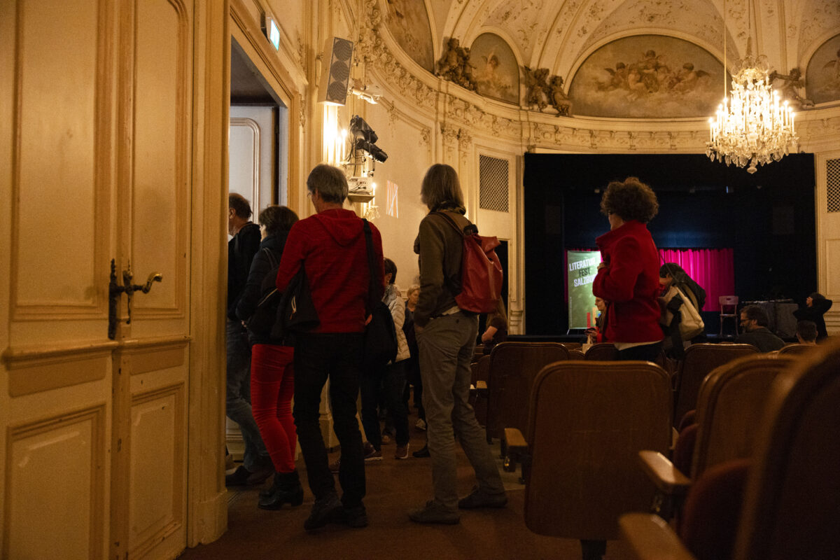 Publikum beim Verlassen des Marionettentheaters nach der Lyrikmatinee